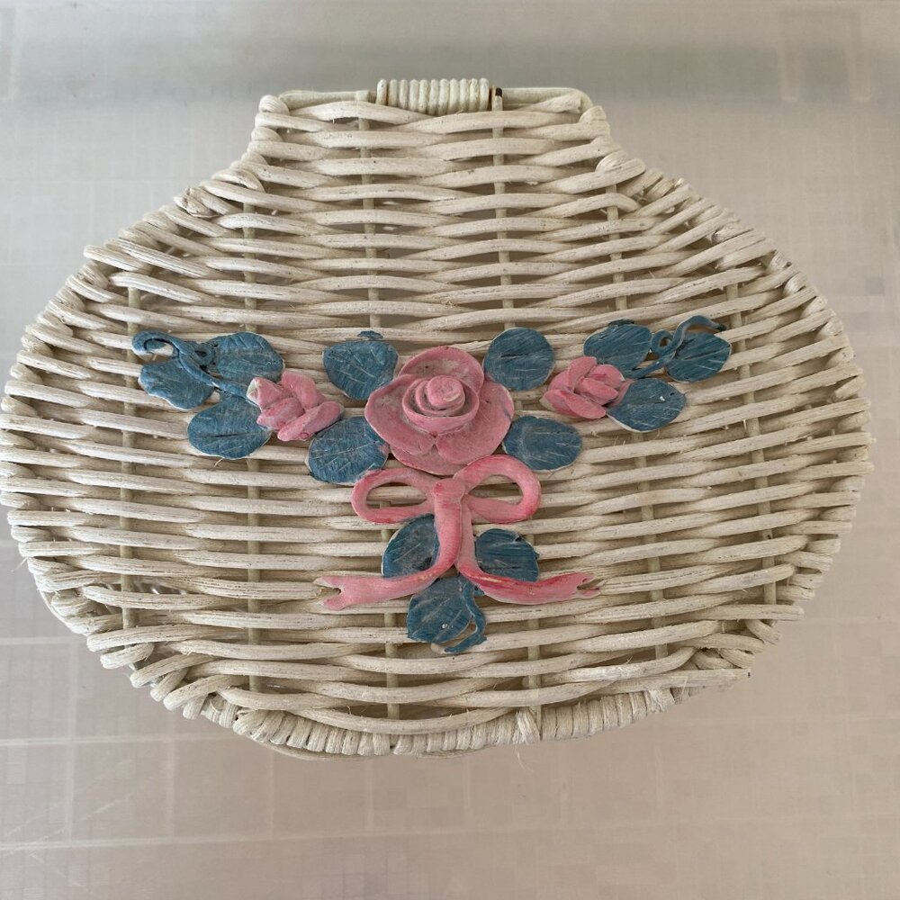 Bathroom Wicker Basket With Lid & 3-D Rose Design